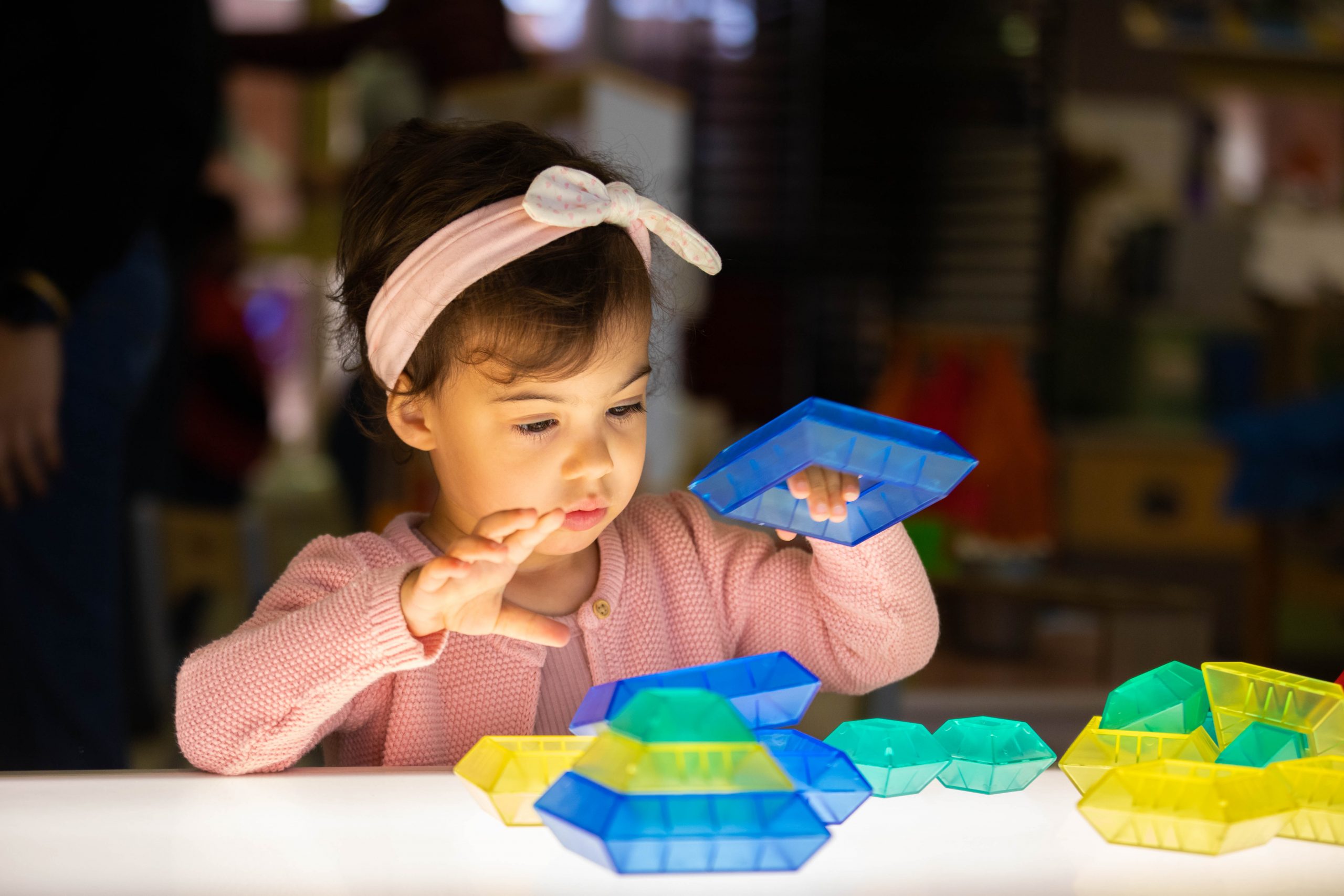 Toddler playing with blocks at 鶹ƵAV playgroup